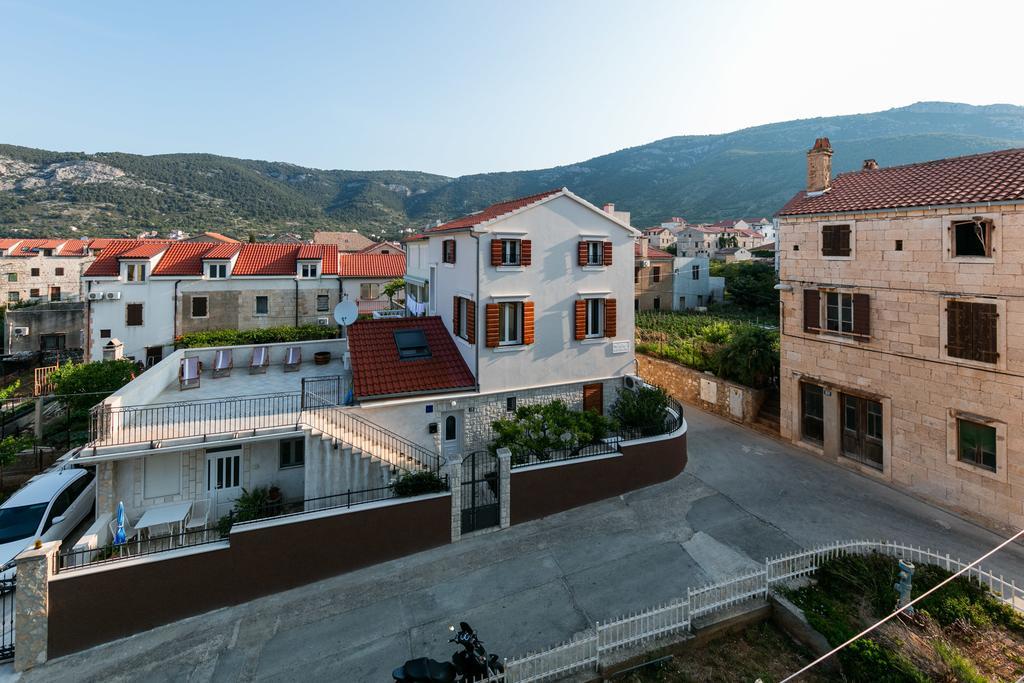Apartments Kastelani Komiža Eksteriør bilde