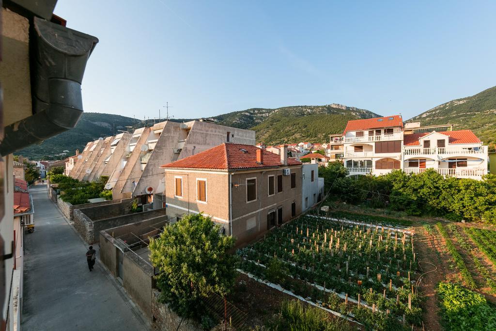 Apartments Kastelani Komiža Eksteriør bilde